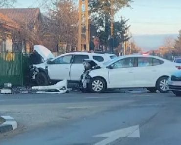 Accident cu 4 mașini în Ploiești, pe strada Văleni!