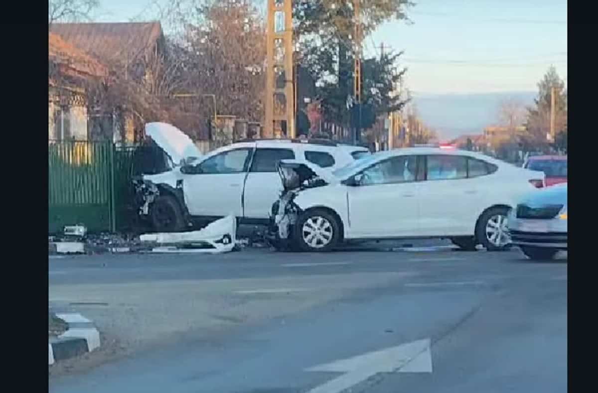 Accident cu 4 mașini în Ploiești, pe strada Văleni!