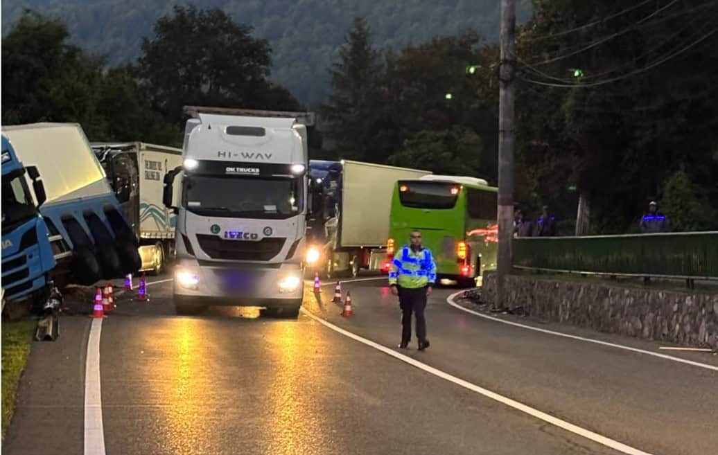 Accident pe DN 1, la Sinaia. Trafic restricționat