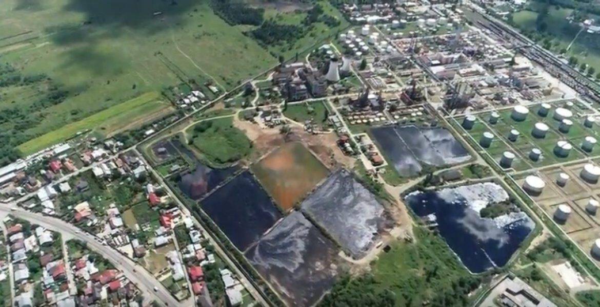 Poluare masivă în Ploiești, de la rafinăria Vega! Otrăvurile din aer au pus pe jar ploieștenii. Prefectul Nicodim a anunțat că Vega a fost amendată cu 100.000 lei