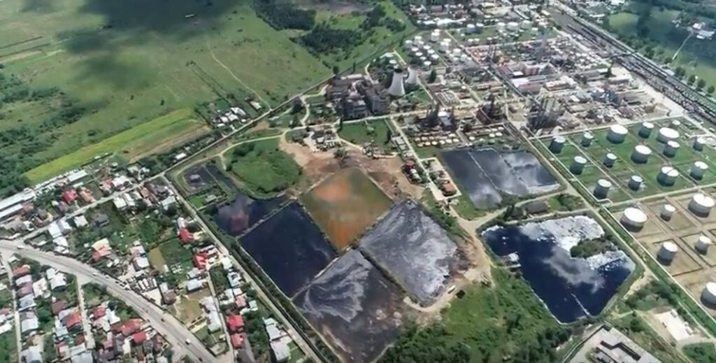 Poluare masivă în Ploiești, de la rafinăria Vega! Otrăvurile din aer au pus pe jar ploieștenii. Prefectul Nicodim a anunțat că Vega a fost amendată cu 100.000 lei