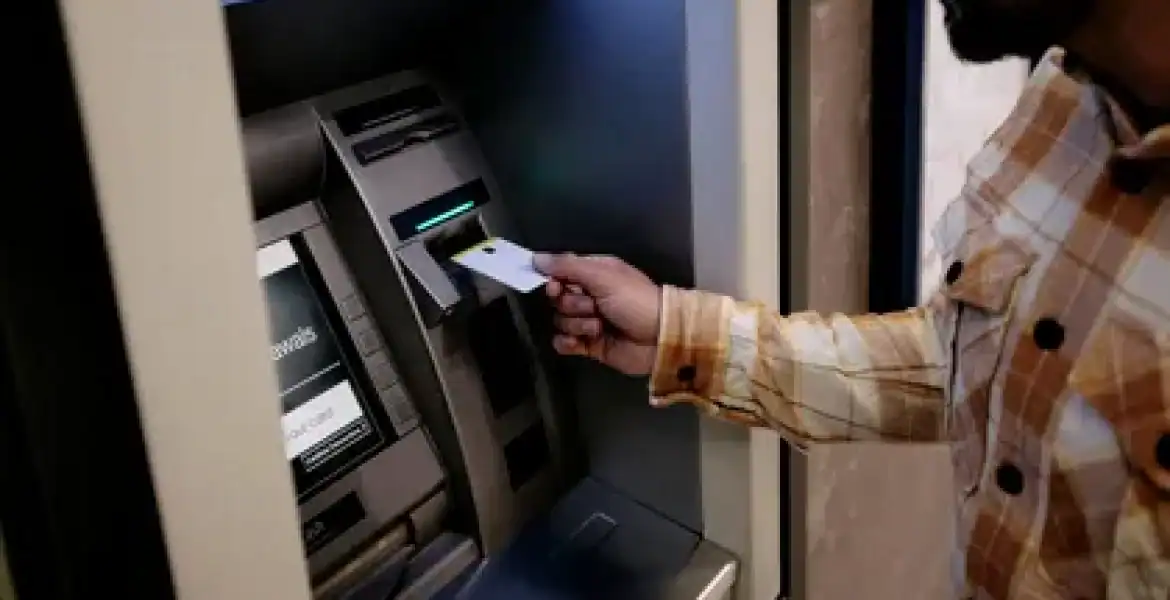 Schimbare majoră la banii scoși de la bancomat. Românii ar putea retrage orice sumă de la ATM, indiferent de banca la care au cardul