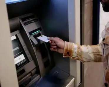 Schimbare majoră la banii scoși de la bancomat. Românii ar putea retrage orice sumă de la ATM, indiferent de banca la care au cardul Schimbare majoră la banii scoși de la bancomat. Românii ar putea retrage orice sumă de la ATM, indiferent de banca la care au cardul