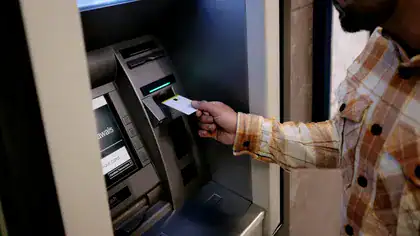 Schimbare majoră la banii scoși de la bancomat. Românii ar putea retrage orice sumă de la ATM, indiferent de banca la care au cardul