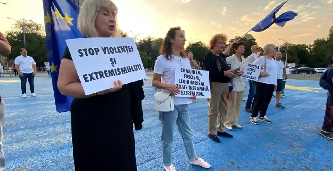 Doar 60 de persoane s-au strâns la protestul pentru democrație din Piața Victoriei