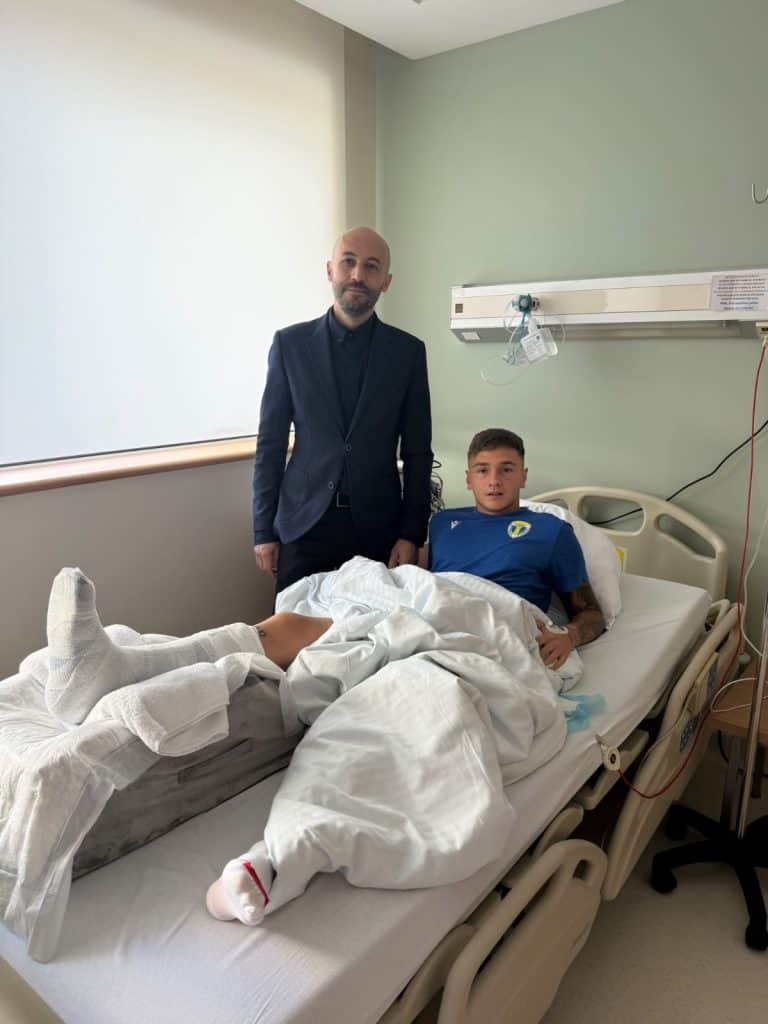 A ieșit din operație la timp să vadă meciul! Colegii i-au dedicat victoria