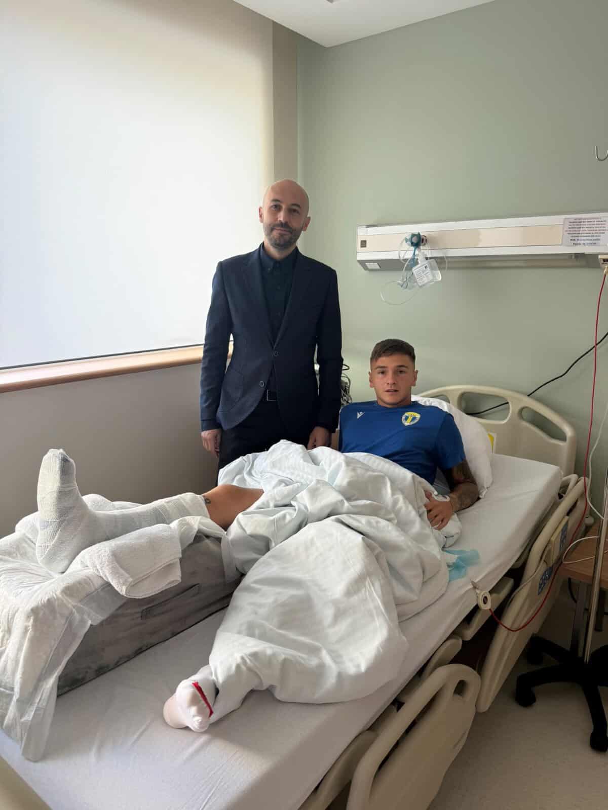 A ieșit din operație la timp să vadă meciul! Colegii i-au dedicat victoria A ieșit din operație la timp să vadă meciul! Colegii i-au dedicat victoria