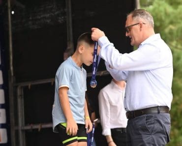 Micii cicliști care au participat la Cursa Copiilor din Turul României, premiați de Virgil Nanu