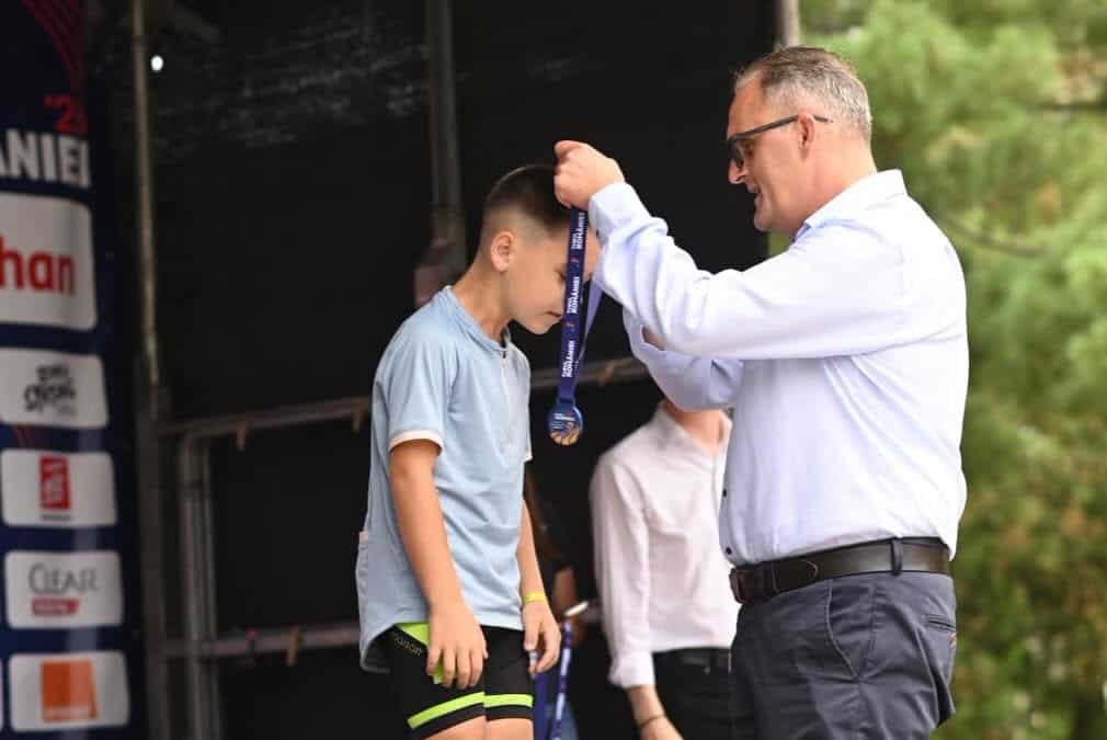 Micii cicliști care au participat la Cursa Copiilor din Turul României, premiați de Virgil Nanu Micii cicliști care au participat la Cursa Copiilor din Turul României, premiați de Virgil Nanu
