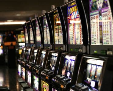 Adio păcănele într-o comună din Prahova. Primăria vrea să interzică slot-machine-urile și pune restricții caselor de pariuri
