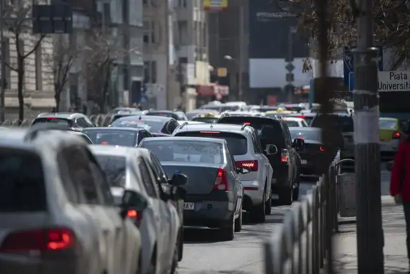 Șoferii, vizați de noi reguli de la 1 octombrie: rovinieta se calculează diferit și dispar taxele de pod