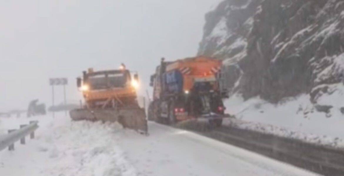 Ninsori abundente pe Transfăgărășan pentru a doua noapte la rând. Cum se circulă în zona Bâlea Lac