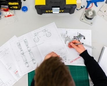 Vialis Engineering face angajări în Ploiești. Salarii de până la 10.000 de lei net pentru operatorii de utilaje de asfaltare
