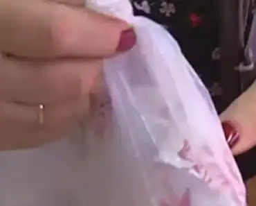 VIDEO O pensionară spune că își mai permite doar trei felii de șuncă, sub guvernarea Bolojan: Doar mă uit și plec. Mă gândesc pentru gaze și îmi vine să plâng