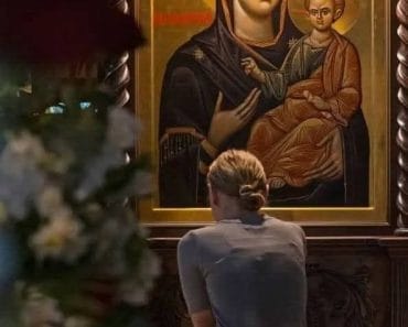 Icoana făcătoare de minuni a Maicii Domnului „Îndrumătoarea”, de la Mânăstirea Pantocrator, adusă la o biserică din București