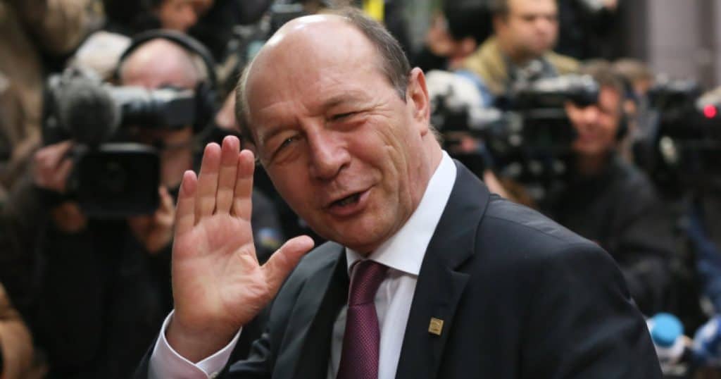 Băsescu critică strategia lui Nicușor Dan: „Dacă eram preşedinte, anunţam că aterizez la ora 22 şi la ora 24 mă întâlneam cu partidele”