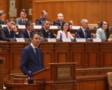 Guvernul Mureșan, susținut de PNL, USR și UDMR, a picat la vot în Parlament. Primele reacții