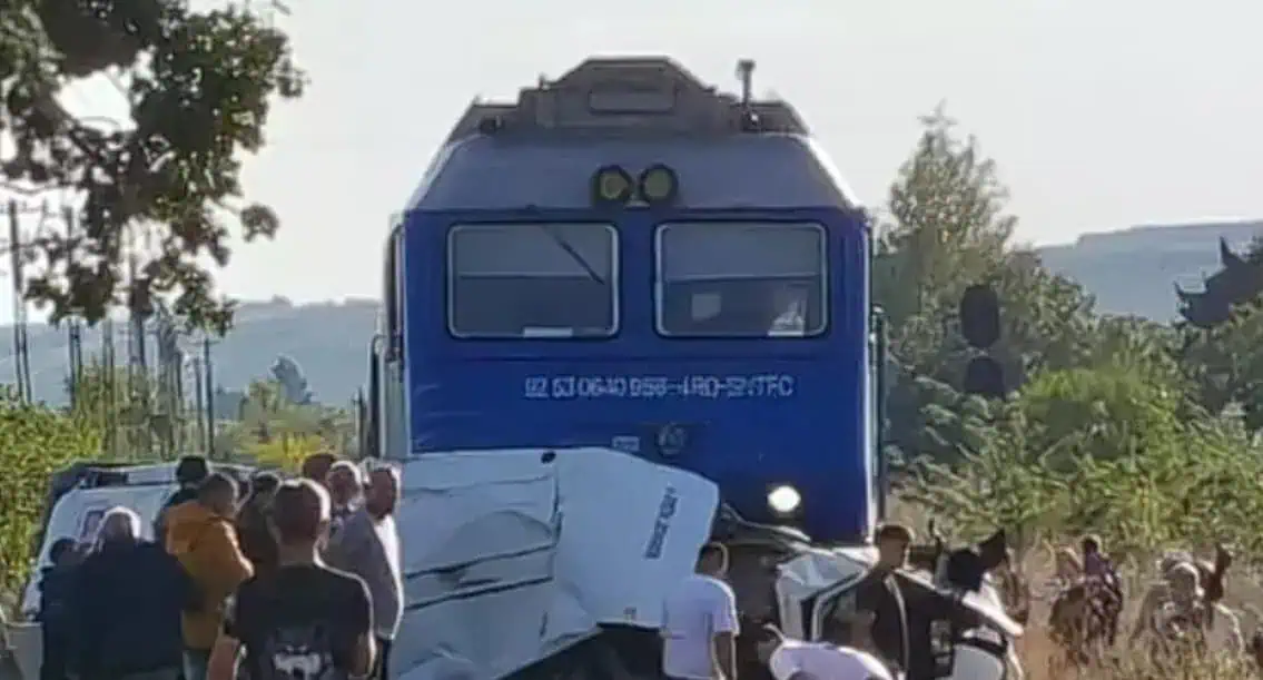 Tragedie în Galați! Patru persoane, printre care și o minoră, au murit după ce mașina lor a fost spulberată de un tren