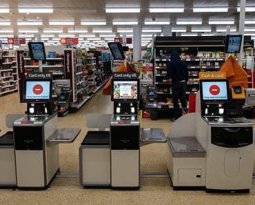 Magazinele renunță la casele self-checkout. De ce nu mai sunt pe placul comercianților și clienților Magazinele renunță la casele self-checkout. De ce nu mai sunt pe placul comercianților și clienților