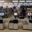 Magazinele renunță la casele self-checkout. De ce nu mai sunt pe placul comercianților și clienților