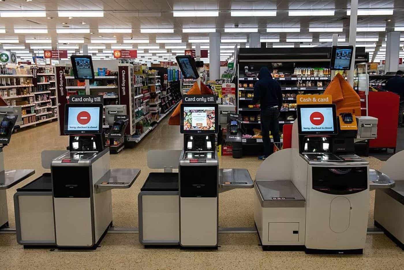 Magazinele renunță la casele self-checkout. De ce nu mai sunt pe placul comercianților și clienților