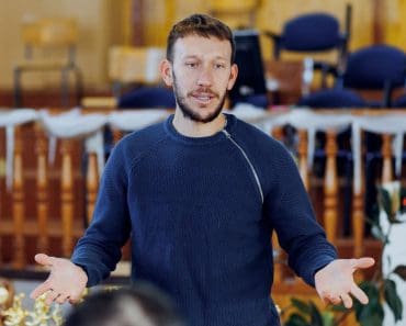 Soția lui Gheorghe Moldovan a lipsit de la înmormântarea arbitrului. Bărbatul și-a luat viața după ce femeia i-a cerut divorțul Soția lui Gheorghe Moldovan a lipsit de la înmormântarea arbitrului. Bărbatul și-a luat viața după ce femeia i-a cerut divorțul