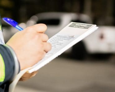 Obiceiul pentru care riști amendă în spațiile comune ale blocului. Unde se aplică interdicția și ce sancțiuni prevede legea