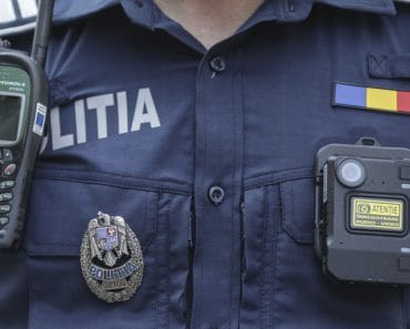 Polițist reținut și cercetat sub control judiciar pentru șase infracțiuni. Agentul și-a înșelat inclusiv șefii, pentru bani