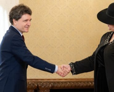 Diana Şoşoacă a mers la Cotroceni să-i spună lui Nicușor Dan că nu îl recunoaşte ca preşedinte. „Trăiască regina!”