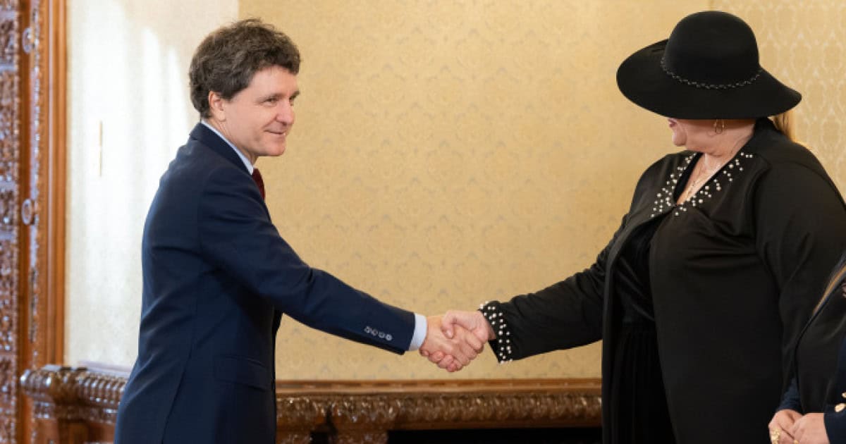Diana Şoşoacă a mers la Cotroceni să-i spună lui Nicușor Dan că nu îl recunoaşte ca preşedinte. „Trăiască regina!”