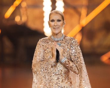 Celine Dion a căzut pe scenă în timpul unui concert de la Paris Celine Dion a căzut pe scenă în timpul unui concert de la Paris