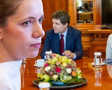 Mirabela Grădinaru, o nouă gafă vestimentară: „A îmbrăcat rochia invers, ca să nu se deoache?” Sfatul stiliștilor Mirabela Grădinaru, o nouă gafă vestimentară: „A îmbrăcat rochia invers, ca să nu se deoache?” Sfatul stiliștilor