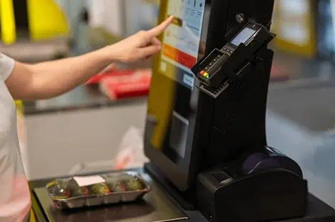Magazinele renunță treptat la casele self-checkout. De ce nu mai funcționează modelul care părea viitorul retailului
