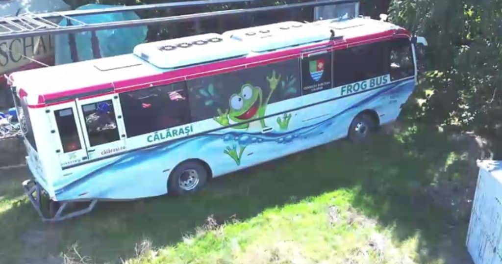 Unicul autobuz plutitor din România a eșuat pe uscat. Autoritățile riscă sancțiuni de milioane de euro