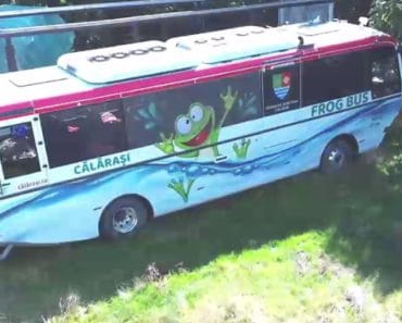 Unicul autobuz plutitor din România a eșuat pe uscat. Autoritățile riscă sancțiuni de milioane de euro