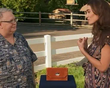A cumpărat o geantă second-hand cu mai puțin de 2 dolari. Peste ani de zile a aflat că valorează o avere: „I-au dat lacrimile” A cumpărat o geantă second-hand cu mai puțin de 2 dolari. Peste ani de zile a aflat că valorează o avere: „I-au dat lacrimile”