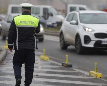 Butonul din mașină pe care șoferii sunt obligați să îl folosească. Situațiile prevăzute de Codul rutier