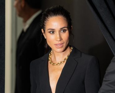 Meghan Markle, succes răsunător cu un hanorac caritabil de 100 de dolari! S-a epuizat în ziua lansării. Povestea emoționantă din spatele celor patru cuvinte Meghan Markle, succes răsunător cu un hanorac caritabil de 100 de dolari! S-a epuizat în ziua lansării. Povestea emoționantă din spatele celor patru cuvinte