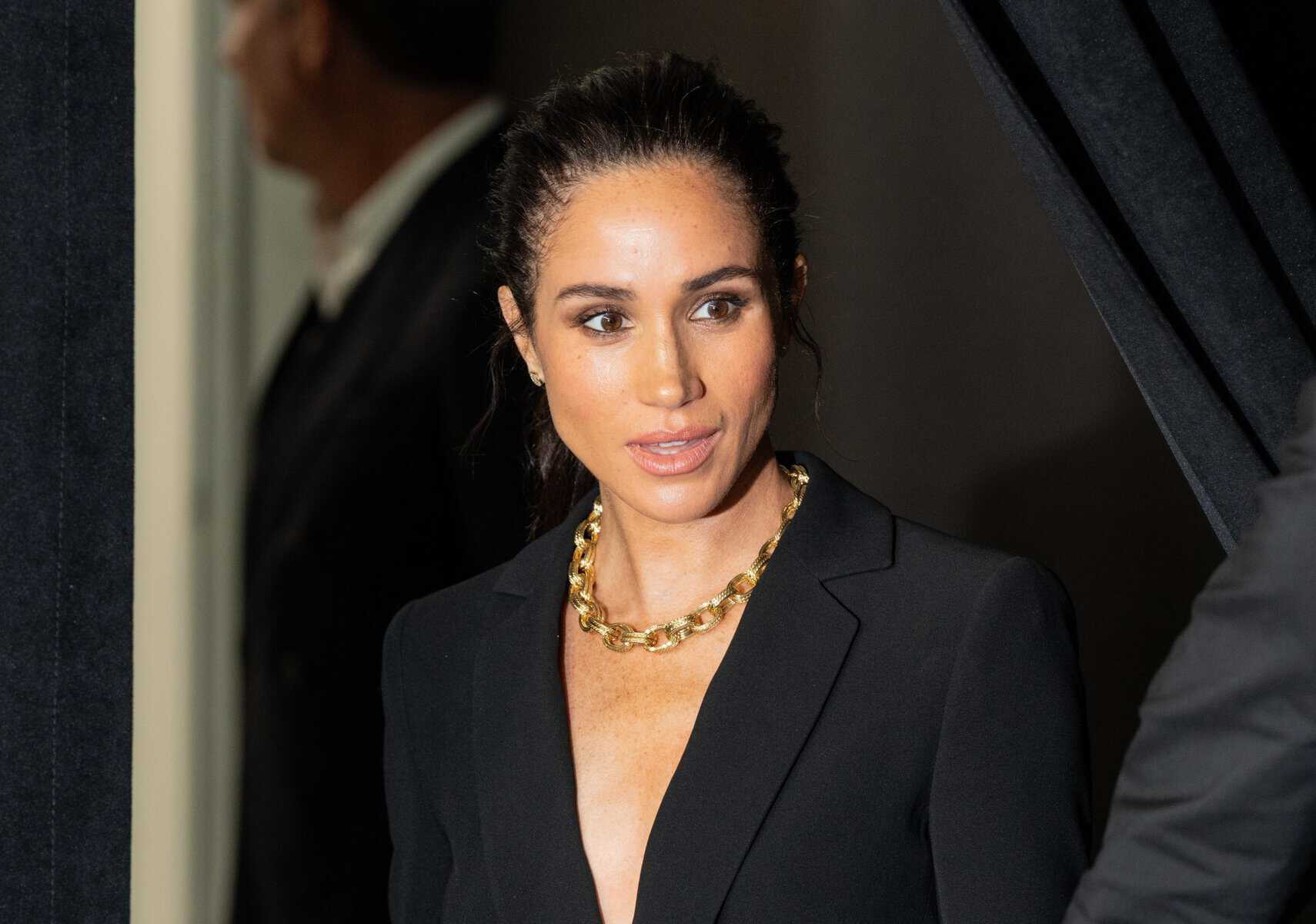 Meghan Markle, succes răsunător cu un hanorac caritabil de 100 de dolari! S-a epuizat în ziua lansării. Povestea emoționantă din spatele celor patru cuvinte Meghan Markle, succes răsunător cu un hanorac caritabil de 100 de dolari! S-a epuizat în ziua lansării. Povestea emoționantă din spatele celor patru cuvinte