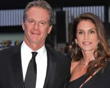 Cindy Crawford și Rande Gerber, surprinși ținându-se de mână pentru prima dată în public după moartea fiului lor, Presley Gerber, în vârstă de 27 de ani Cindy Crawford și Rande Gerber, surprinși ținându-se de mână pentru prima dată în public după moartea fiului lor, Presley Gerber, în vârstă de 27 de ani