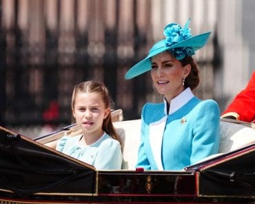 Kate Middleton și prințesa Charlotte, surprinse în timp ce călătoreau cu metroul! Imaginile inedite cu cele două