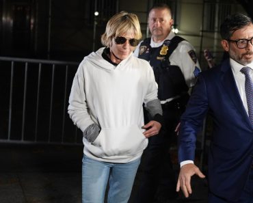 Noi acuzații grave la adresa actriței Selma Blair, după incidentul din avion. Ar fi lovit un polițist și o asistentă medicală Noi acuzații grave la adresa actriței Selma Blair, după incidentul din avion. Ar fi lovit un polițist și o asistentă medicală