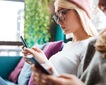 O elevă și-a dat părinții în judecată pentru că îi verificau telefonul. „Au început să se uite și în conversații și la ce dau aprecieri pe Instagram” O elevă și-a dat părinții în judecată pentru că îi verificau telefonul. „Au început să se uite și în conversații și la ce dau aprecieri pe Instagram”