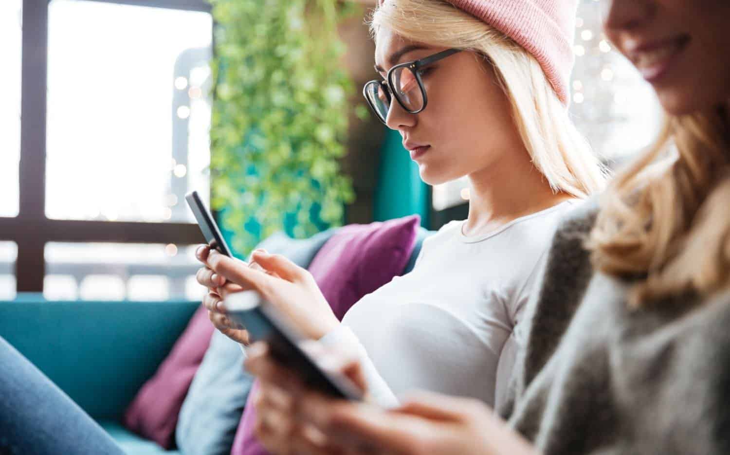 O elevă și-a dat părinții în judecată pentru că îi verificau telefonul. „Au început să se uite și în conversații și la ce dau aprecieri pe Instagram” O elevă și-a dat părinții în judecată pentru că îi verificau telefonul. „Au început să se uite și în conversații și la ce dau aprecieri pe Instagram”
