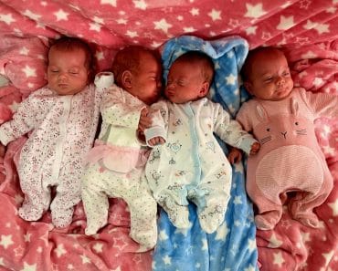 Cvadrupleți născuți prematur, pregătiți de externare după trei luni de luptă pentru viață! Miracolul reușit de medicii din Brașov Cvadrupleți născuți prematur, pregătiți de externare după trei luni de luptă pentru viață! Miracolul reușit de medicii din Brașov