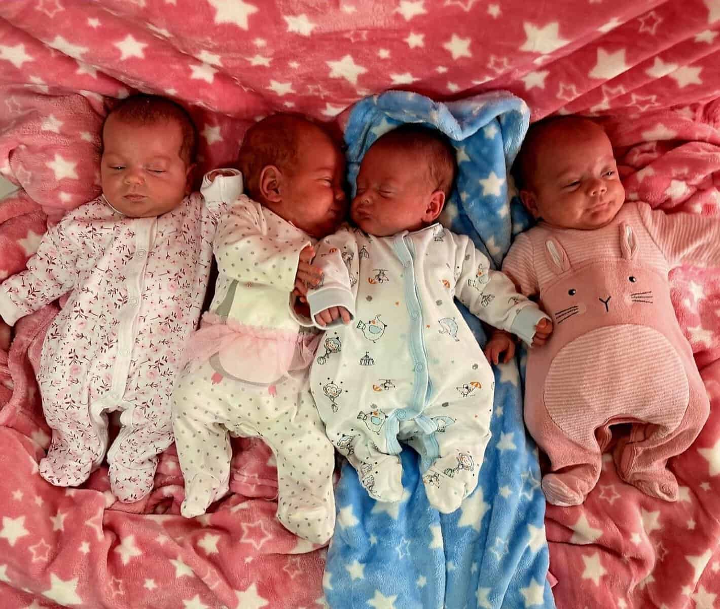 Cvadrupleți născuți prematur, pregătiți de externare după trei luni de luptă pentru viață! Miracolul reușit de medicii din Brașov Cvadrupleți născuți prematur, pregătiți de externare după trei luni de luptă pentru viață! Miracolul reușit de medicii din Brașov