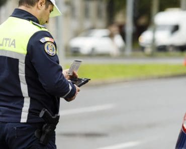 Regula rutieră pe care mulți șoferi o ignoră: Ce se întâmplă cu limita de viteză de la intrarea în localitate după prima intersecție