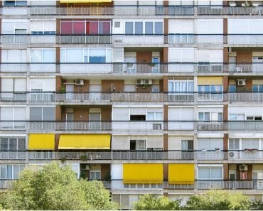 Impozit dublu pentru românii care au închis balconul fără autorizație. Ce riscă proprietarii de apartamente Impozit dublu pentru românii care au închis balconul fără autorizație. Ce riscă proprietarii de apartamente