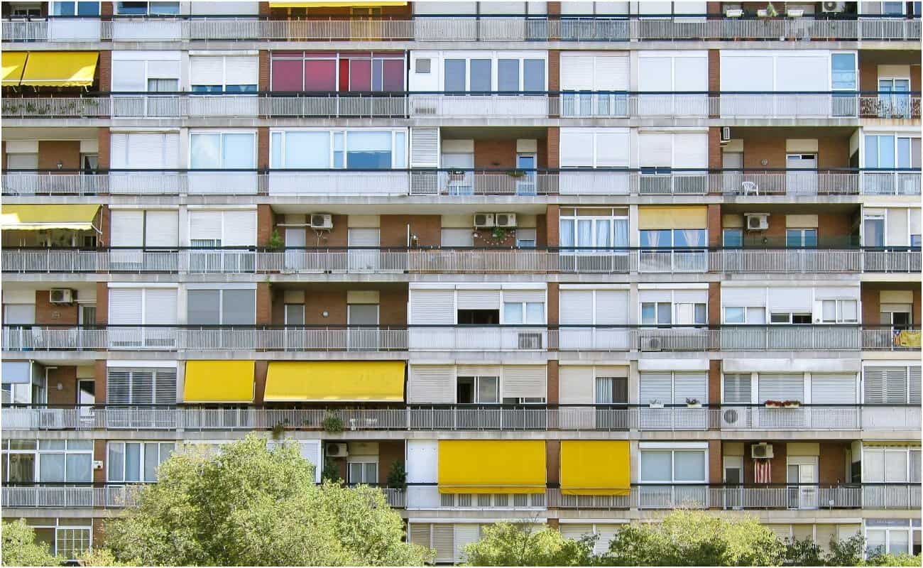 Impozit dublu pentru românii care au închis balconul fără autorizație. Ce riscă proprietarii de apartamente Impozit dublu pentru românii care au închis balconul fără autorizație. Ce riscă proprietarii de apartamente