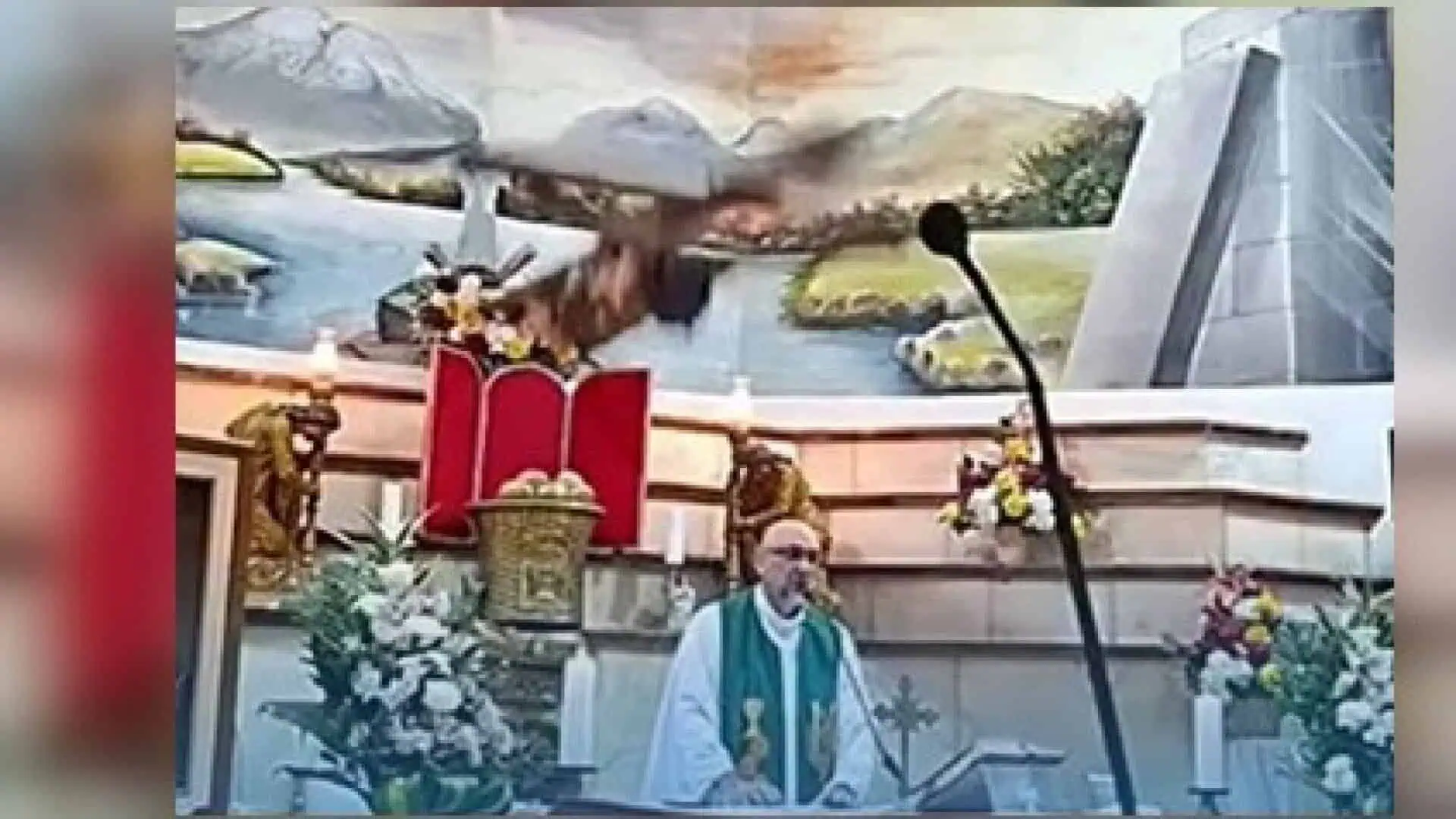 Tragedie! Un preot a murit după ce o cruce masivă a căzut peste el chiar în timpul liturghiei. Incidentul a fost transmis live